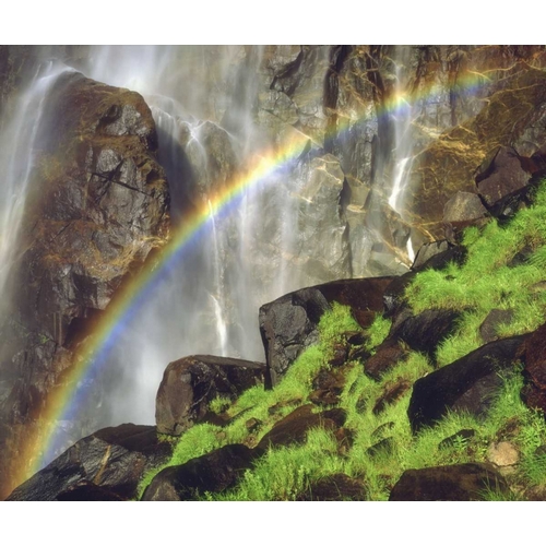 CA, Yosemite A rainbowat Bridal Veil Falls